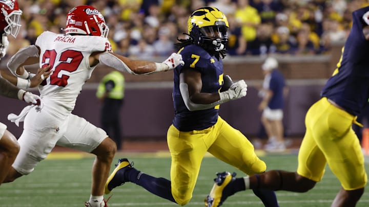 Aug 31, 2024; Ann Arbor, Michigan, USA; Michigan Wolverines running back Donovan Edwards (7) runs the ball against the Fresno State Bulldogs in the first half at Michigan Stadium. Aug 31, 2024; Ann Arbor, Michigan, USA; Michigan Wolverines running back Donovan Edwards (7) runs the ball against the Fresno State Bulldogs in the first half at Michigan Stadium.