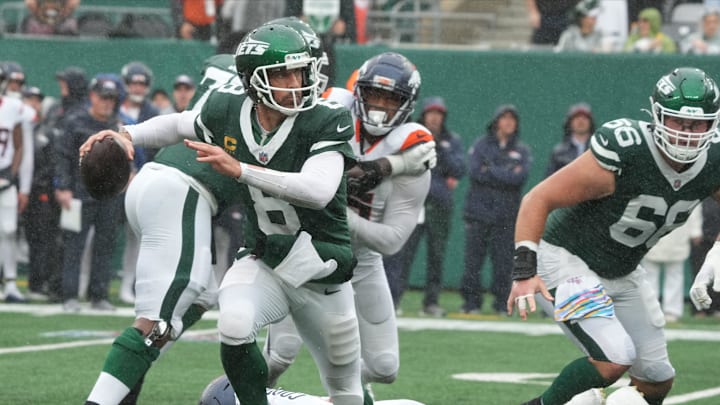 East Rutherford, NJ -- September 29 -- Jonathon Cooper of Denver canÕt contain Aaron Rodgers of the Jets on the play in the first half as the Denver Broncos edged the New York Jets 10-9 at MetLife Stadium.