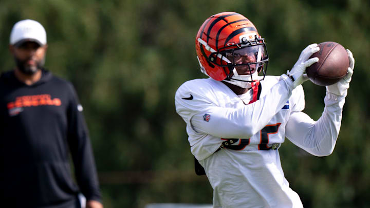 Cincinnati Bengals cornerback Jalen Davis (35) catches a pass at Cincinnati Bengals practice in Cincinnati on Tuesday, Aug. 5, 2025.