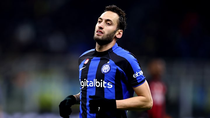  Hakan Calhanoglu se considère comme étant dans le Top 5 des joueurs à son poste