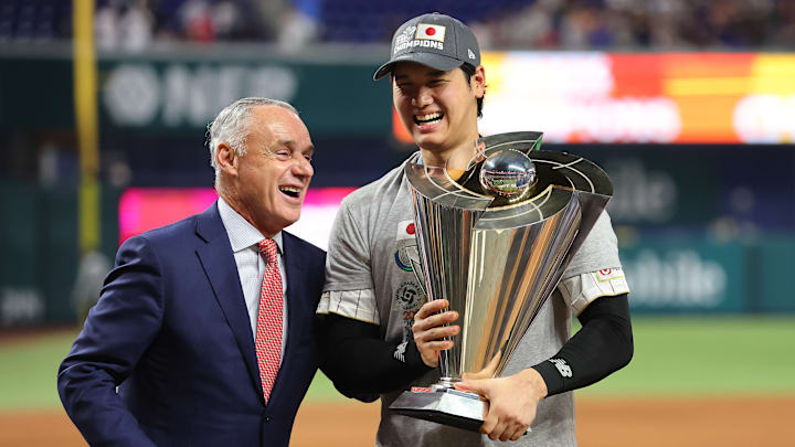 Shohei Ohtani y Rob Manfred en la final del Clásico Mundial 