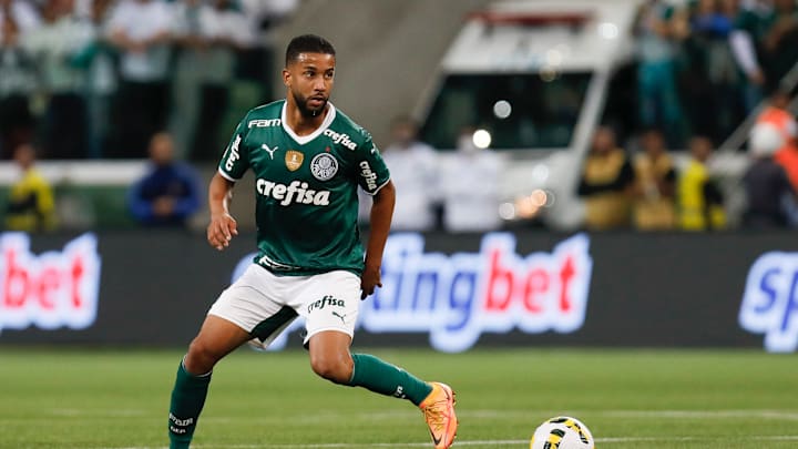 Lateral do Palmeiras, Jorge foi abordado quando chegava para treinar