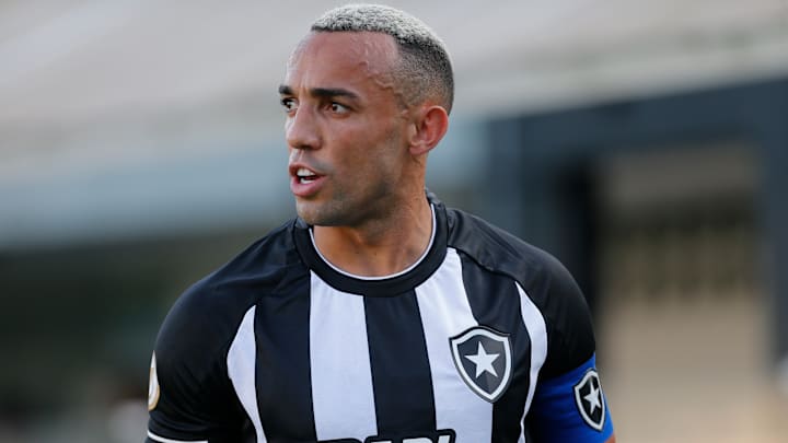 Expulso contra o Corinthians, Marçal vai pagar suspensão diante do Goiás.