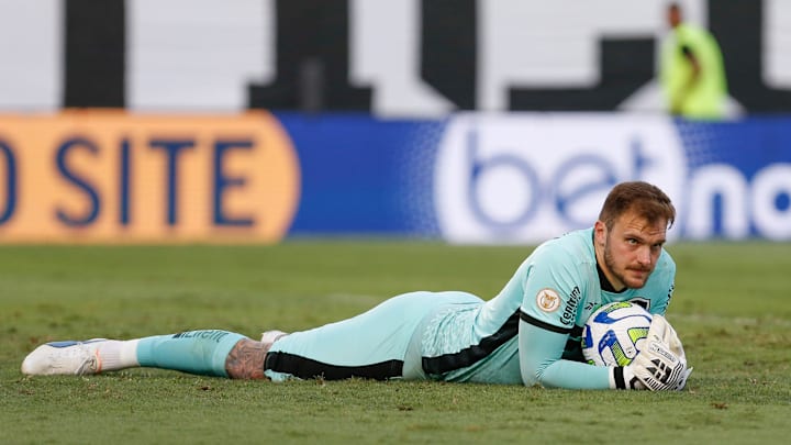 Parte da torcida passou a contestar o goleiro Lucas Perri