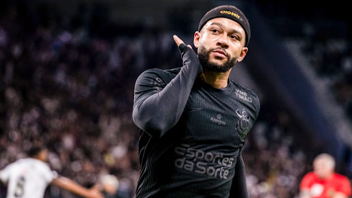Memphis Depay é um dos titulares do Corinthians