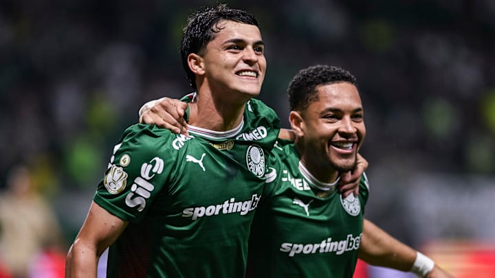 Vitor Roque será operado