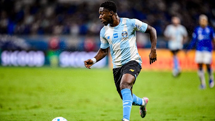 Amuzu em ação pelo Grêmio antes de virar desfalque para o duelo contra o Palestino pela Sul-Americana