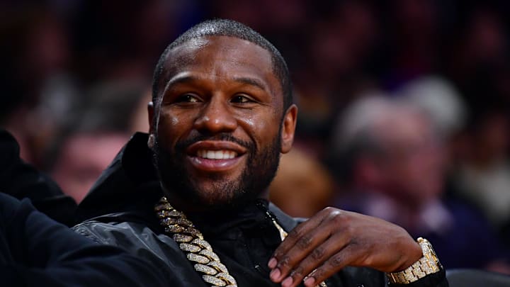 Boxing legend Floyd Mayweather is reportedly putting together a group to bid on the 10% ownership stake of the New York Giants that was announced last week as being up for sale. 