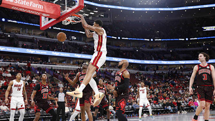 Nov 21, 2025; Chicago, Illinois, USA; Miami Heat center Kel'el Ware (7) scores against the Chicago Bulls during the second half at United Center. Mandatory Credit: Kamil Krzaczynski-Imagn Images
