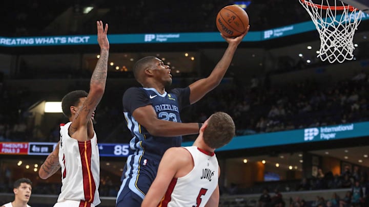 Oct 24, 2025; Memphis, Tennessee, USA; Memphis Grizzlies forward Cedric Coward (23) drives to the basket between Miami Heat center Kel'el Ware (7) and forward Nikola Jovic (5) during the fourth quarter at FedExForum. Mandatory Credit: Petre Thomas-Imagn Images Oct 24, 2025; Memphis, Tennessee, USA; Memphis Grizzlies forward Cedric Coward (23) drives to the basket between Miami Heat center Kel'el Ware (7) and forward Nikola Jovic (5) during the fourth quarter at FedExForum. Mandatory Credit: Petre Thomas-Imagn Images