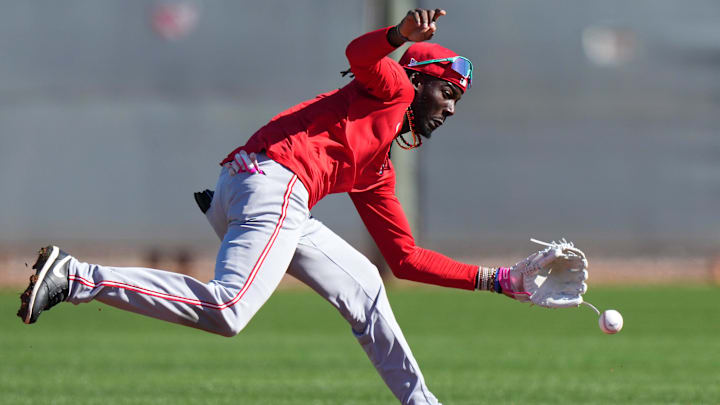 Cincinnati Reds shorstop Elly De La Cruz fields a groundball during spring training workouts.