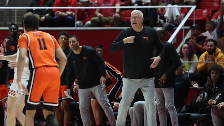 Jan 18, 2024; Salt Lake City, Utah, USA; Oregon State Beavers head coach Wayne Tinkle shouts instructions against the Utah Utes during the second half at Jon M. Huntsman Center. Mandatory Credit: Rob Gray-Imagn Images Jan 18, 2024; Salt Lake City, Utah, USA; Oregon State Beavers head coach Wayne Tinkle shouts instructions against the Utah Utes during the second half at Jon M. Huntsman Center. Mandatory Credit: Rob Gray-Imagn Images
