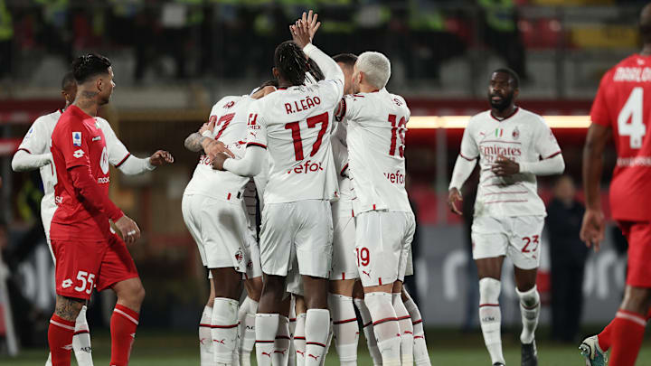 L'esultanza di gruppo del Milan 