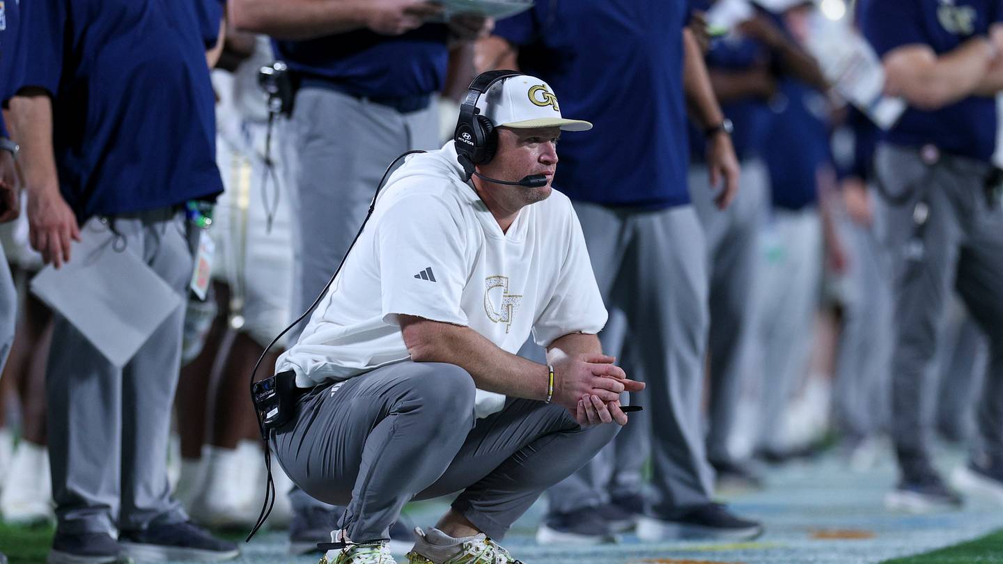 Giocatori di Georgia Tech si allenano durante la seconda settimana del camp, con attenzione alla profondità e al comportamento fuori dal campo