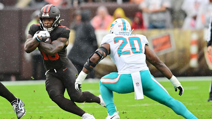 Cleveland Browns running back Quinshon Judkins (10) runs with the ball against Miami Dolphins linebacker Jordyn Brooks (20) during the first quarter at Huntington Bank Field.