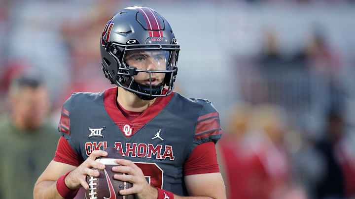 Oklahoma's Jackson Arnold (10) warms up before the college football game between the University of