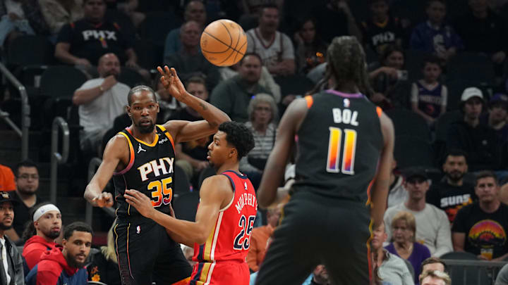 Feb 28, 2025; Phoenix, Arizona, USA; Phoenix Suns forward Kevin Durant (35) passes the ball by New Orleans Pelicans guard Trey Murphy III (25) to Phoenix Suns center Bol Bol (11) during the first half at Footprint Center. Mandatory Credit: Joe Camporeale-Imagn Images Feb 28, 2025; Phoenix, Arizona, USA; Phoenix Suns forward Kevin Durant (35) passes the ball by New Orleans Pelicans guard Trey Murphy III (25) to Phoenix Suns center Bol Bol (11) during the first half at Footprint Center. Mandatory Credit: Joe Camporeale-Imagn Images