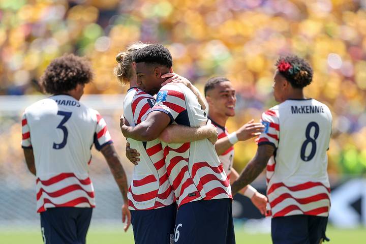นักเตะ USMNT กอดกัน
