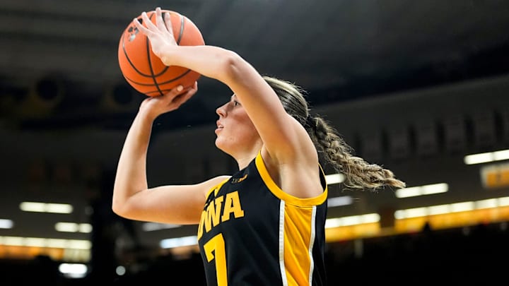 Iowa guard Addie Deal (7) attempts a 3-pointer against the Oregon Ducks Jan. 15, 2026 at Carver-Hawkeye Arena in Iowa City, Iowa.