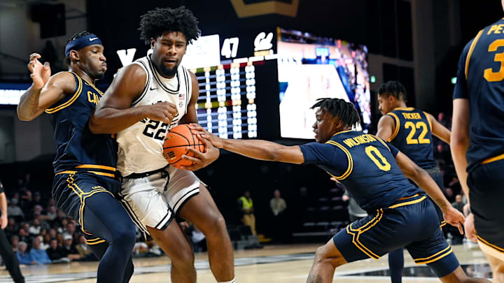 Vanderbilt forward Jaylen Carey (22) goes to the basket between California’s Lee Dort, left, and Jeremiah Wilkinson (0) during an NCAA college basketball game Wednesday, Nov. 13, 2024, in Nashville, Tenn.