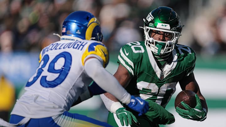 Dec 22, 2024; East Rutherford, New Jersey, USA; New York Jets running back Breece Hall (20) carries the ball asLos Angeles Rams safety Jaylen McCollough (39) pursues during the first half at MetLife Stadium. Mandatory Credit: Vincent Carchietta-Imagn Images Dec 22, 2024; East Rutherford, New Jersey, USA; New York Jets running back Breece Hall (20) carries the ball asLos Angeles Rams safety Jaylen McCollough (39) pursues during the first half at MetLife Stadium. Mandatory Credit: Vincent Carchietta-Imagn Images
