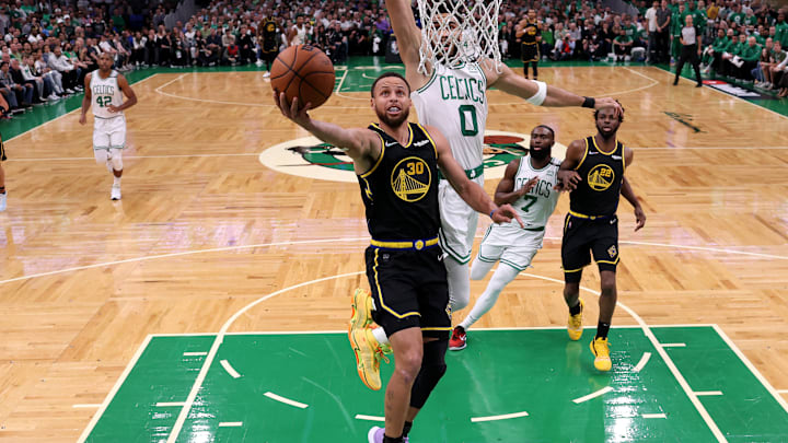 Curry viene de ser la figura de los Warriors en el cuarto partido