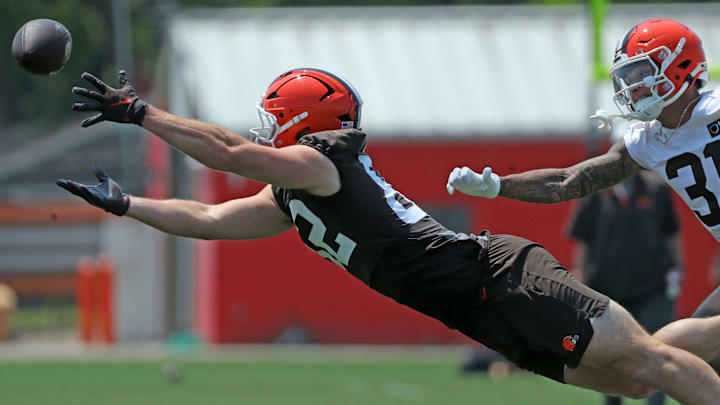 Cleveland Browns tight end Brenden Bates (82) makes a diving attempt for a pass ahead of safety Donovan McMillon (31) during practice at NFL minicamp, Wednesday, June 11, 2025, in Berea, Ohio.