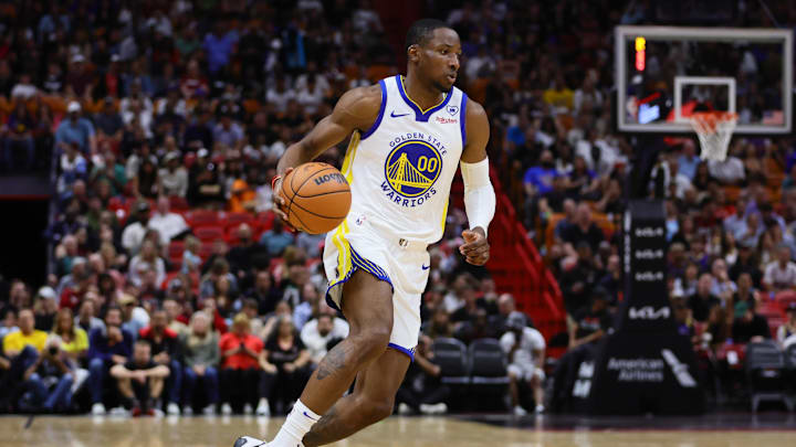  Golden State Warriors forward Jonathan Kuminga (00) dribbles the basketball against the Miami Heat during the first quarter at Kaseya Center. Mandatory Credit: Sam Navarro-Imagn Images
