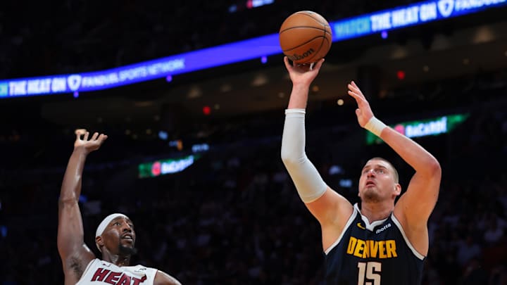 Nikola Jokić appeared to injure his knee against the Heat Tuesday.