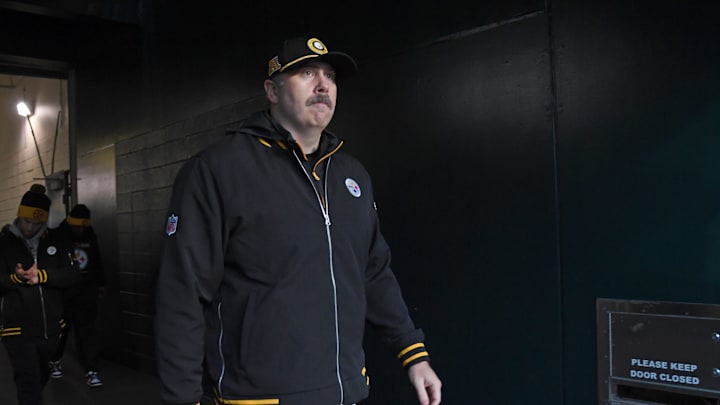 Dec 15, 2024; Philadelphia, Pennsylvania, USA; Pittsburgh Steelers offensive coordinator Arthur Smith in the tunnel against the Philadelphia Eagles at Lincoln Financial Field. Mandatory Credit: Eric Hartline-Imagn Images Dec 15, 2024; Philadelphia, Pennsylvania, USA; Pittsburgh Steelers offensive coordinator Arthur Smith in the tunnel against the Philadelphia Eagles at Lincoln Financial Field. Mandatory Credit: Eric Hartline-Imagn Images