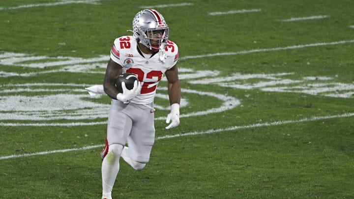 Jan 1, 2025; Pasadena, CA, USA; Ohio State Buckeyes running back TreVeyon Henderson (32) carries the ball during the fourth quarter against the Oregon Ducks at Rose Bowl Stadium. Mandatory Credit: Robert Hanashiro-Imagn Images