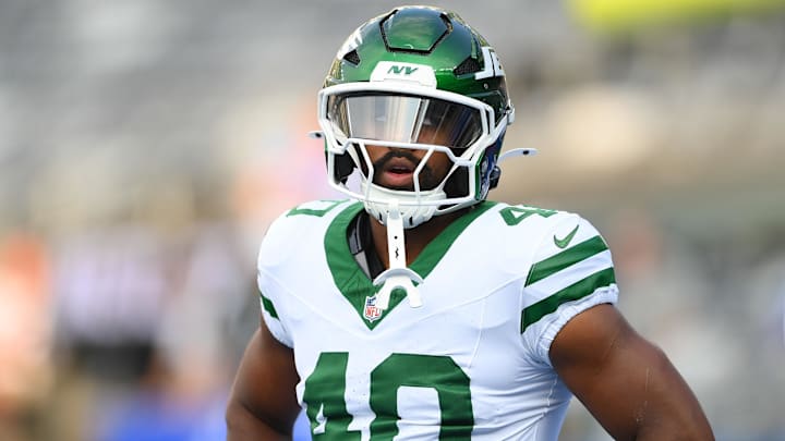 Aug 16, 2025; East Rutherford, New Jersey, USA; New York Jets running back Donovan Edwards (40) looks on prior to the game against the New York Giants at MetLife Stadium. Mandatory Credit: Rich Barnes-Imagn Images Aug 16, 2025; East Rutherford, New Jersey, USA; New York Jets running back Donovan Edwards (40) looks on prior to the game against the New York Giants at MetLife Stadium. Mandatory Credit: Rich Barnes-Imagn Images
