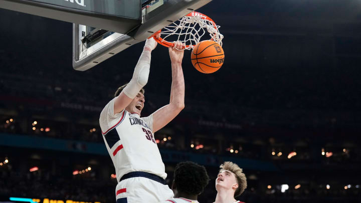 Connecticut center Donovan Clingan (32) dunks against Alabama during the Final Four semifinal game