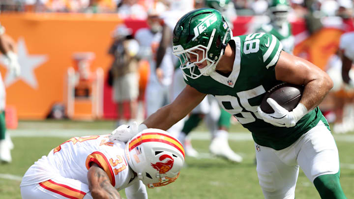 Sep 21, 2025; Tampa, Florida, USA; New York Jets tight end Mason Taylor (85) stiff arms as Tampa Bay Buccaneers safety Antoine Winfield Jr. (31) defends during the second quarter at Raymond James Stadium. Mandatory Credit: Kim Klement Neitzel-Imagn Images