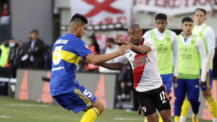 De la Cruz intenta gambetear a Zambrano.