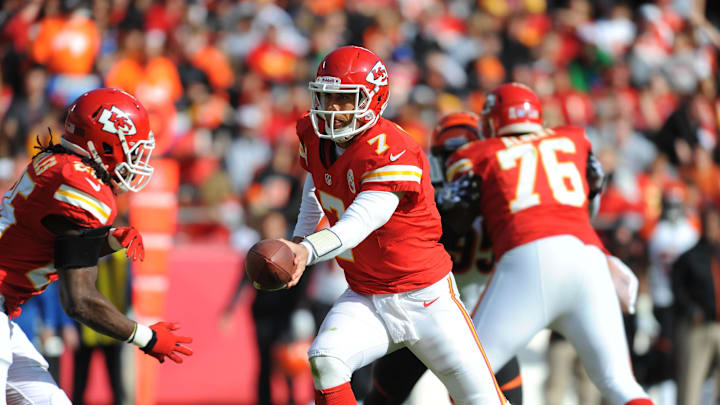 November 18, 2012; Kansas City, MO, USA;Kansas City Chiefs quarterback Matt Cassel (7) hands off to running back Jamaal Charles (25) in the second quarter of the game against the Cincinnati Bengals at Arrowhead Stadium. Mandatory Credit: Denny Medley-Imagn Images