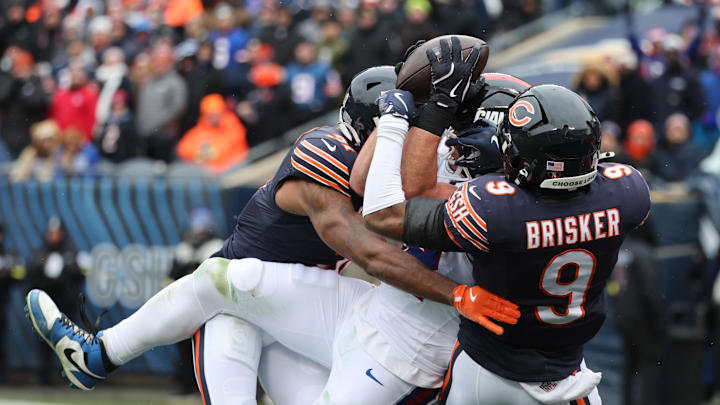 Daniel Bellinger of the Giants is denied a TD by Jaquan Brisker in Sunday's first half.