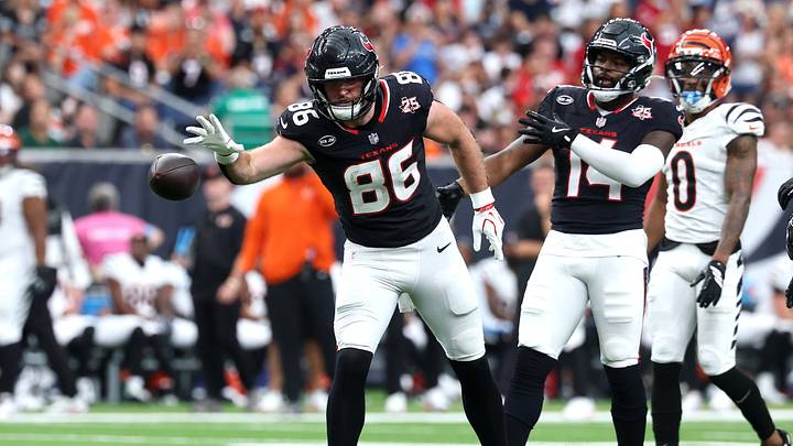 Houston Texans tight end Dalton Schultz (86) celebrates after a first down during the second quarter against the Cincinnati Bengals at Reliant Stadium. Houston Texans tight end Dalton Schultz (86) celebrates after a first down during the second quarter against the Cincinnati Bengals at Reliant Stadium.