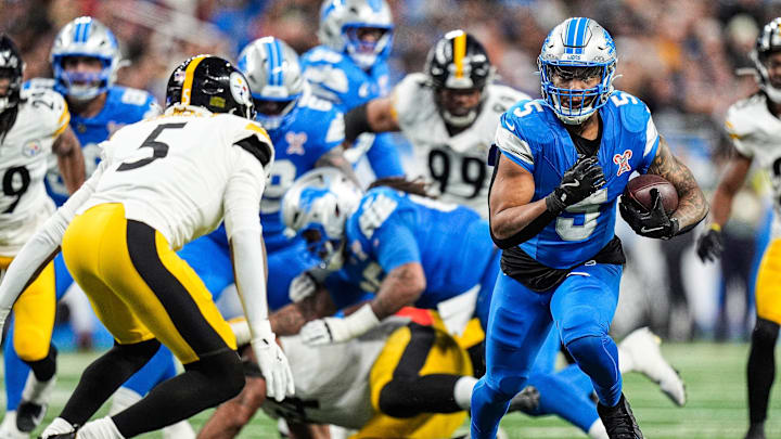 Detroit Lions running back David Montgomery (5) runs against Pittsburgh Steelers during the first half at Ford Field in Detroit on Sunday, Dec. 21, 2025.