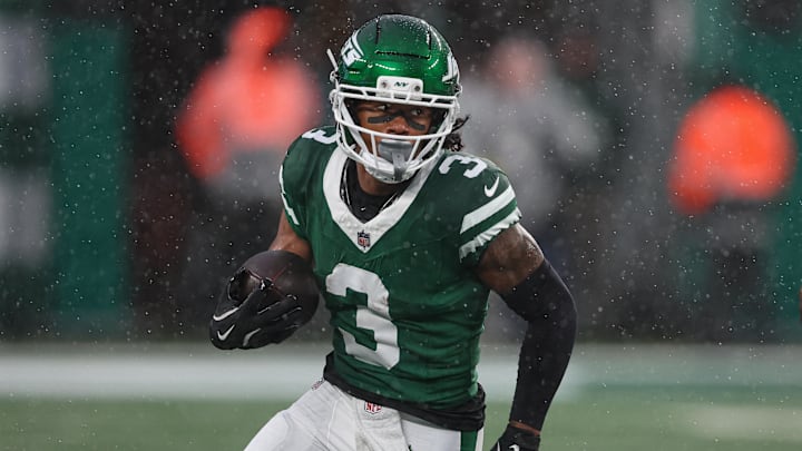 Nov 9, 2025; East Rutherford, New Jersey, USA; New York Jets wide receiver John Metchie III (3) carries the ball during the second half against the Cleveland Browns at MetLife Stadium. 