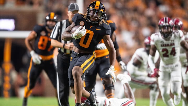 Tennessee running back Jaylen Wright (0) shakes loose from a tackle attempt en route to the end zone