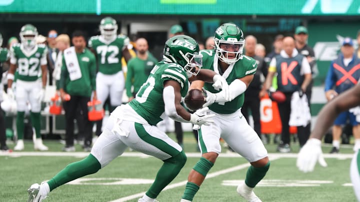 Sep 7, 2025; East Rutherford, New Jersey, USA; New York Jets quarterback Justin Fields (7) hands the ball to running back Breece Hall (20) during the first quarter against the Pittsburgh Steelers at MetLife Stadium. Mandatory Credit: Vincent Carchietta-Imagn Images