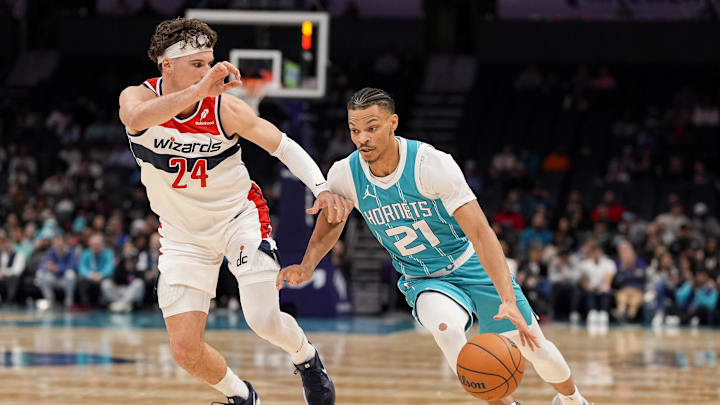 Feb 3, 2025; Charlotte, North Carolina, USA; Charlotte Hornets guard Isaiah Wong (21) goes to the basket against Washington Wizards forward Corey Kispert (24) Feb 3, 2025; Charlotte, North Carolina, USA; Charlotte Hornets guard Isaiah Wong (21) goes to the basket against Washington Wizards forward Corey Kispert (24)