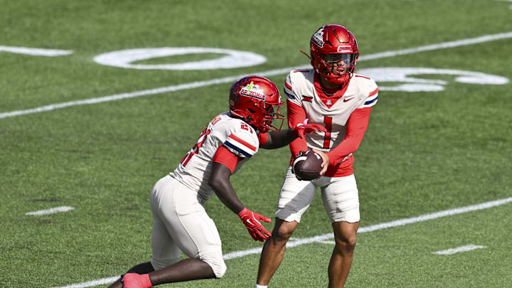 Oct 18, 2025; Houston, Texas, USA; Arizona Wildcats quarterback Noah Fifita (1) hands off the ball to running back Ismail Mahdi (21) during the first quarter at TDECU Stadium. Mandatory Credit: Maria Lysaker-Imagn Images 