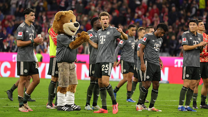 Bayern Munich players applauding fans after 1-1 draw against Bayer Leverkusen on matchday 5 of the Bundesliga.