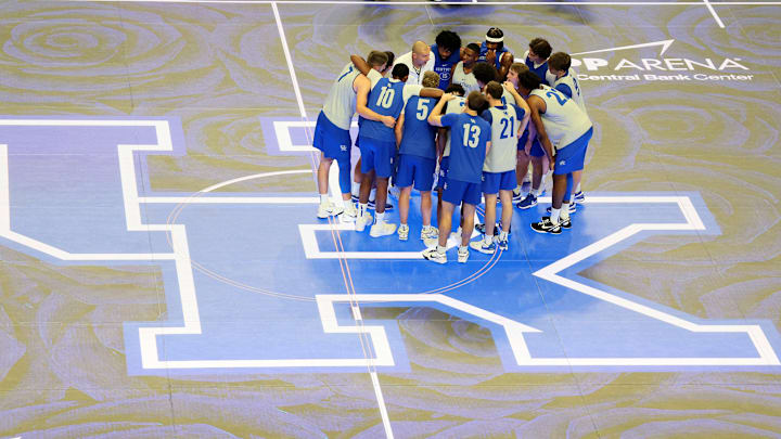 Kentucky huddled at Big Blue Madness