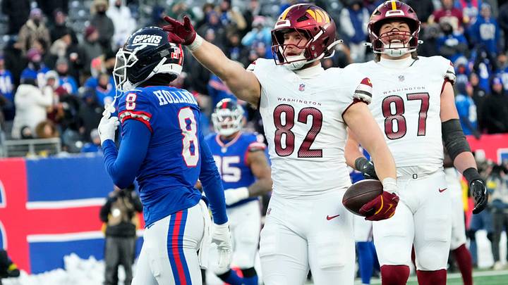 Washington Commanders tight end Ben Sinnott (82) points forward after catching a pass for a first down in the fourth quarter, Sunday, December 14, 2025.