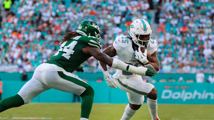 Miami Dolphins running back Jaylen Wright (25) runs with the football against New York Jets linebacker Jamien Sherwood (44) during the second quarter at Hard Rock Stadium. 
