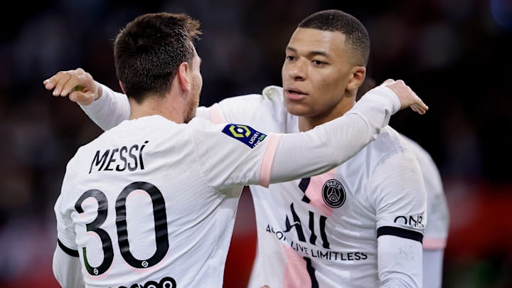 Mbappé y Messi se abrazan luego del gol del francés al Lille