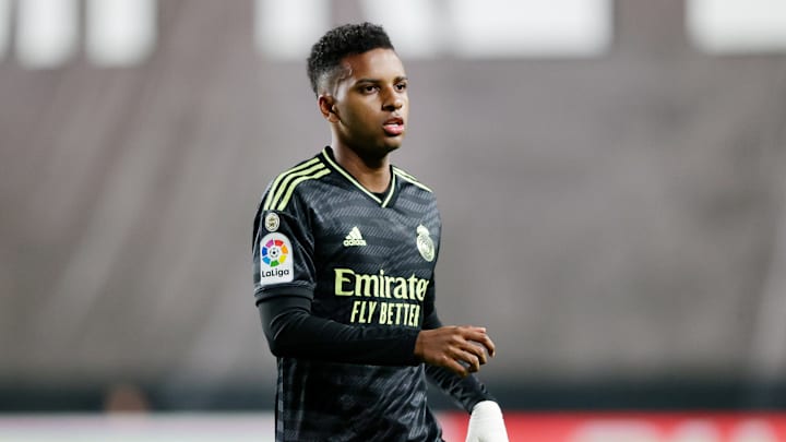 Rodrygo, atacante do Real Madrid, está no topo da lista dos jovens pontas-direitas do FIFA 23
